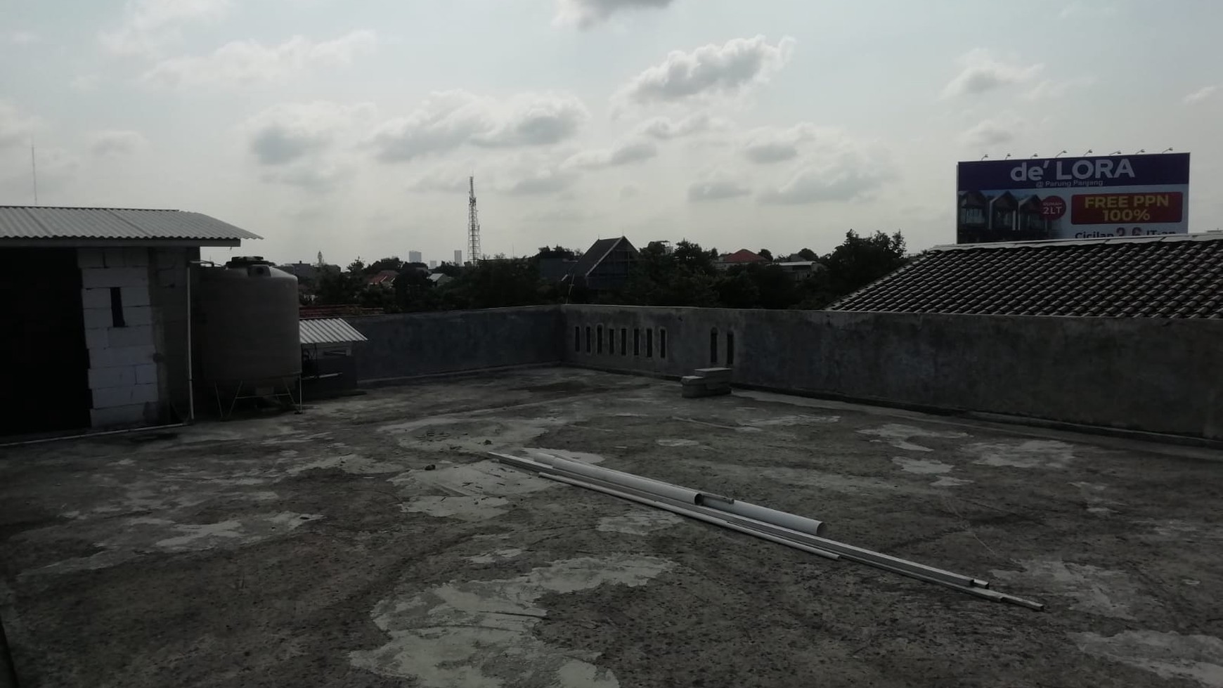 Rumah Siap Huni dengan Area Parkir Luas dan Lokasi Strategis @Bintaro