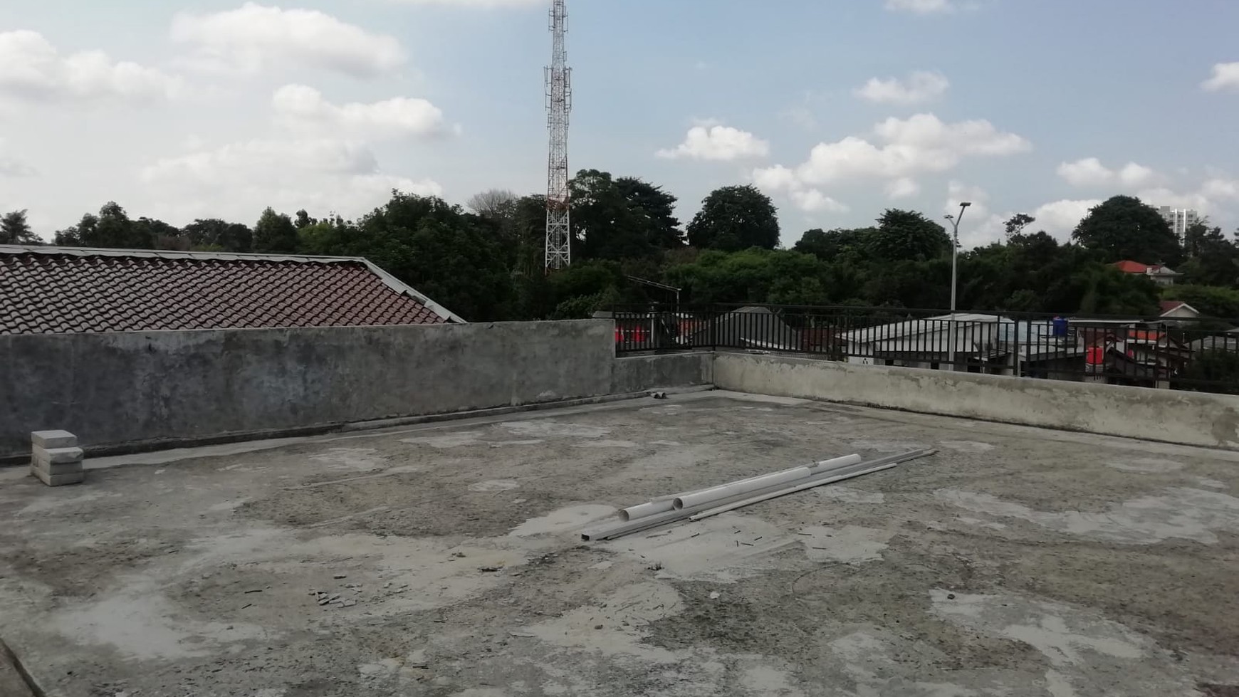 Rumah Siap Huni dengan Area Parkir Luas dan Lokasi Strategis @Bintaro