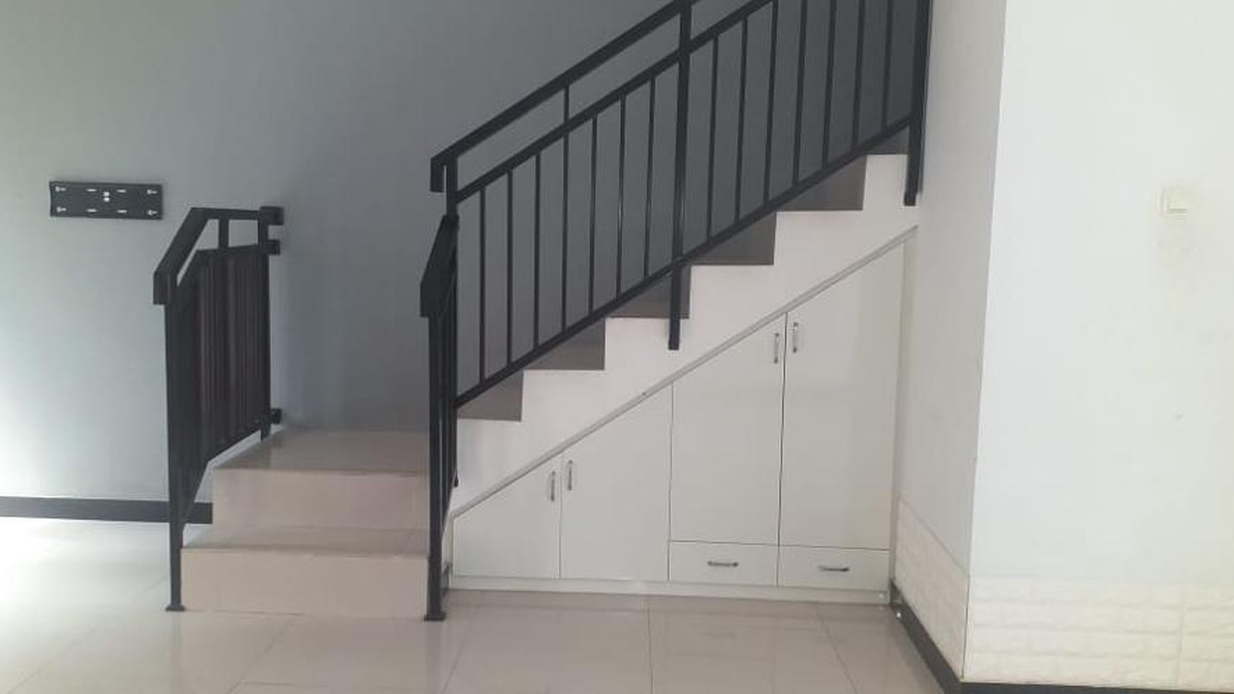 Dijual rumah semi furnished di Meruyung Depok 