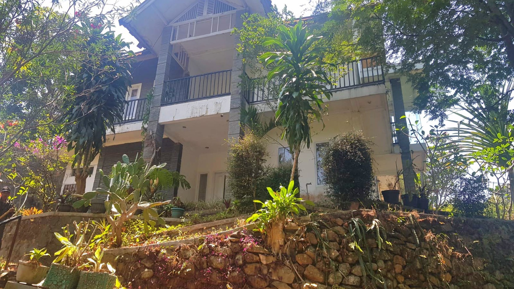 Dijual Villa dengan Pemandangan Sejuk dengan Air dari Aliran Pegunungan @Bandung