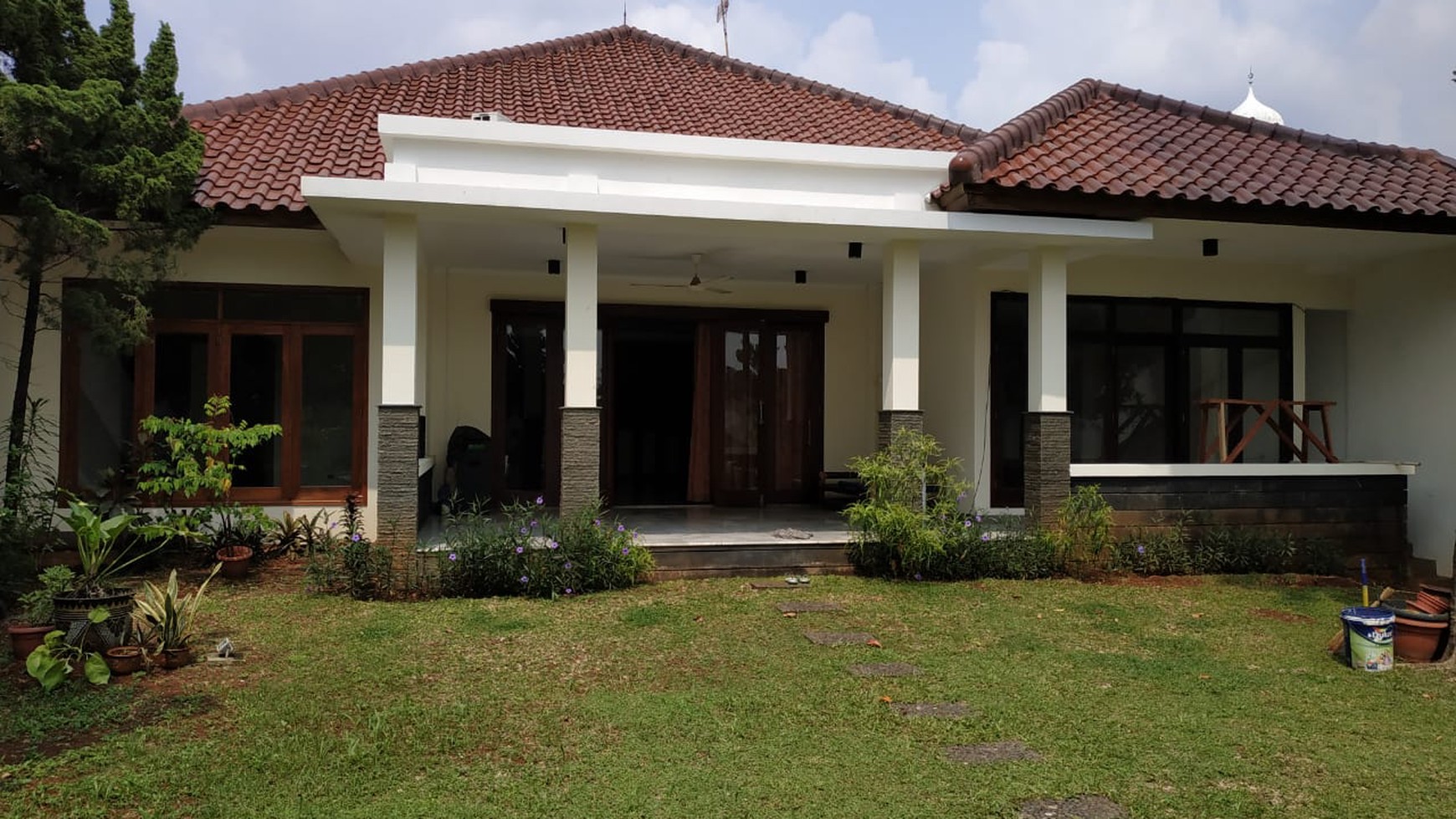 Single house for rent with wide backyard located at kemang 