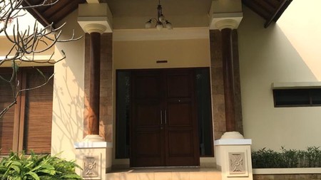 House in compound for rent with wide backyard located pejaten kemang