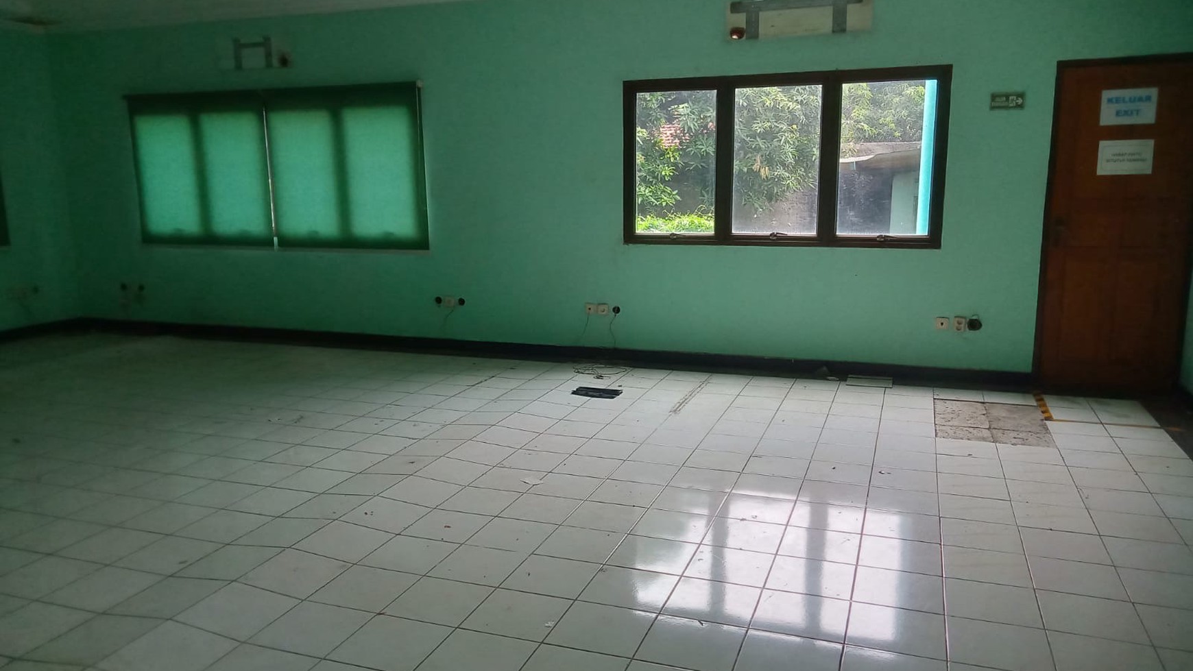 Termurah, Dijual Tanah 812 m2 , Bonus Gedung Kantor di Kebun Jeruk,  Jakarta Barat