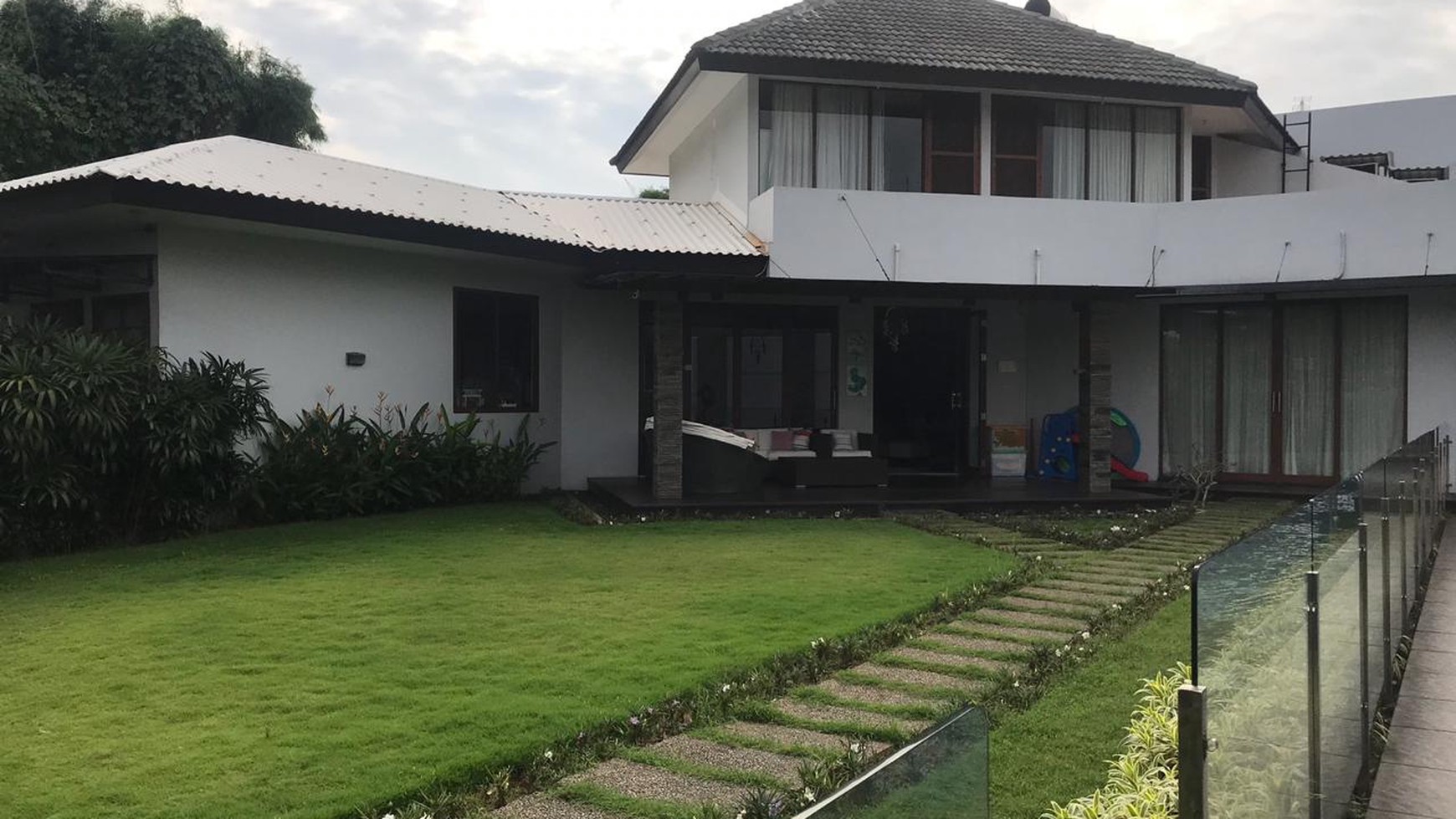 Desain Rumah gaya Villa furnished untuk expatriate, Suasana Tenang dan Lokasi Strategis