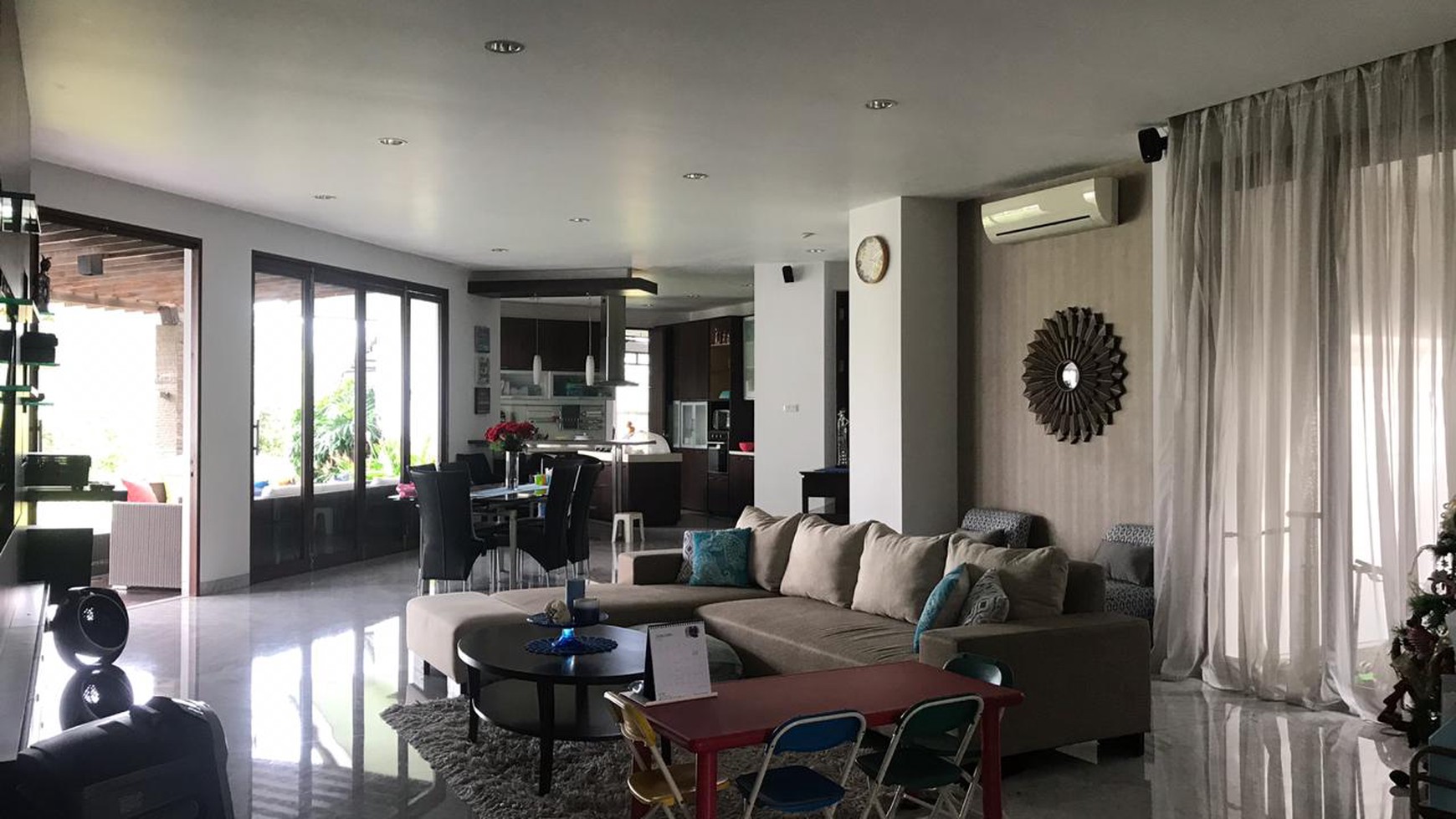 Desain Rumah gaya Villa furnished untuk expatriate, Suasana Tenang dan Lokasi Strategis