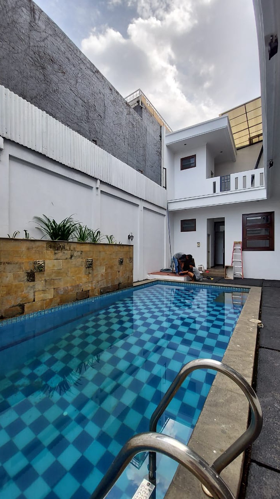 Rumah Cantik kemang timur bebas banjir baru renovasi