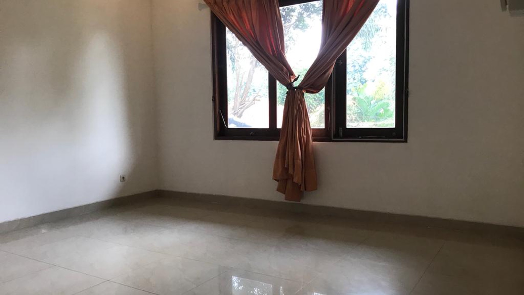 Rumah Townhouse semifurnish halaman luas kolam renang pejaten barat kemang