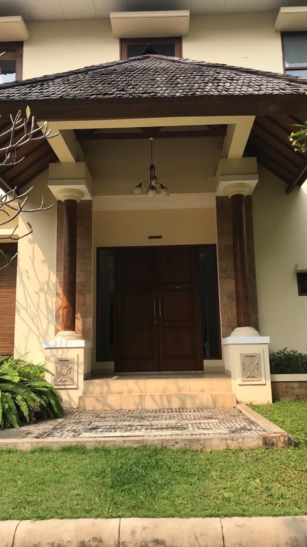 Rumah Townhouse semifurnish halaman luas kolam renang pejaten barat kemang