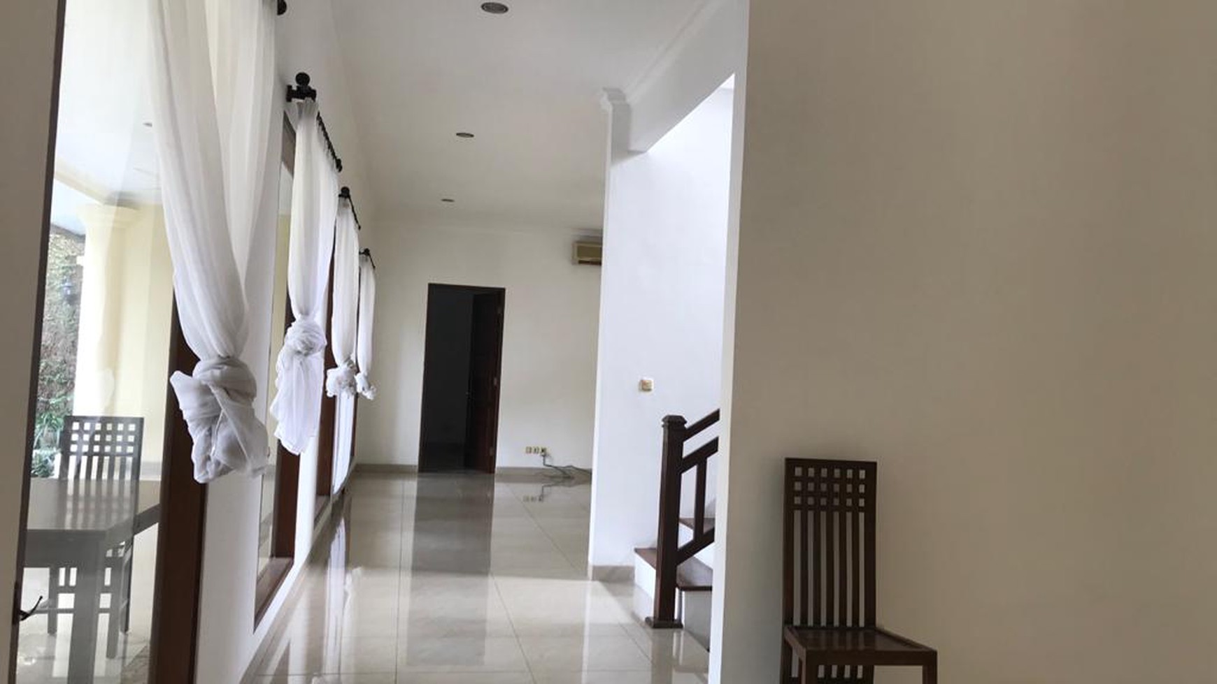 Rumah Townhouse semifurnish halaman luas kolam renang pejaten barat kemang