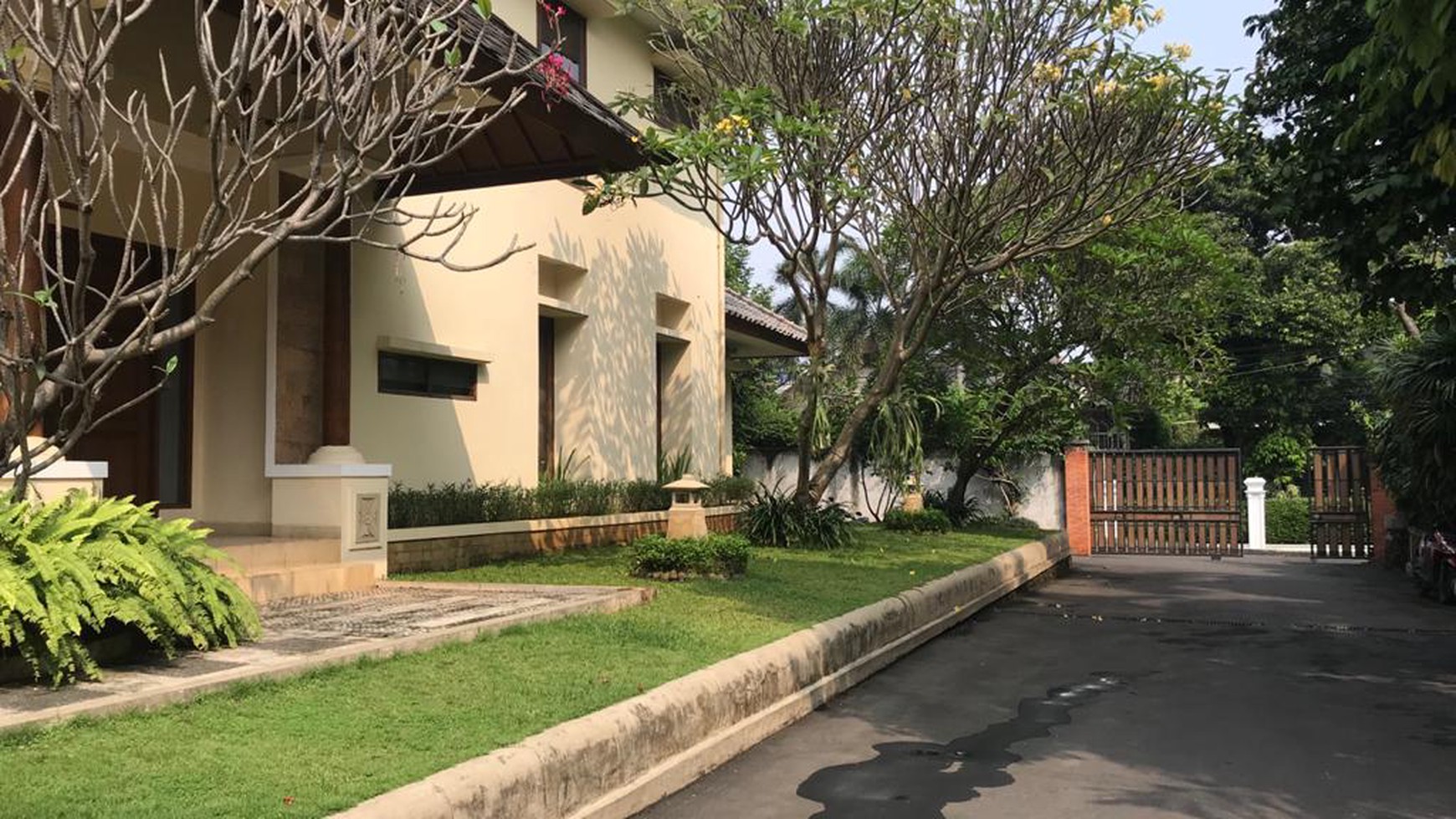 Rumah Townhouse semifurnish halaman luas kolam renang pejaten barat kemang