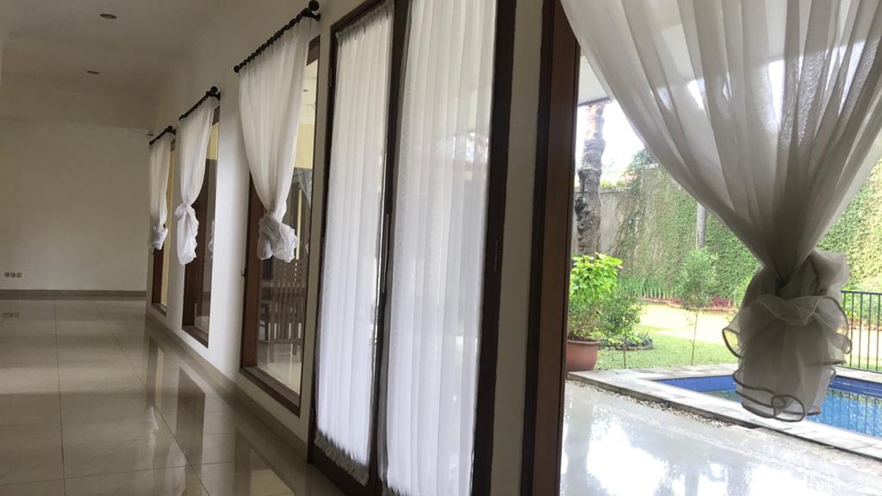 Rumah Townhouse semifurnish halaman luas kolam renang pejaten barat kemang