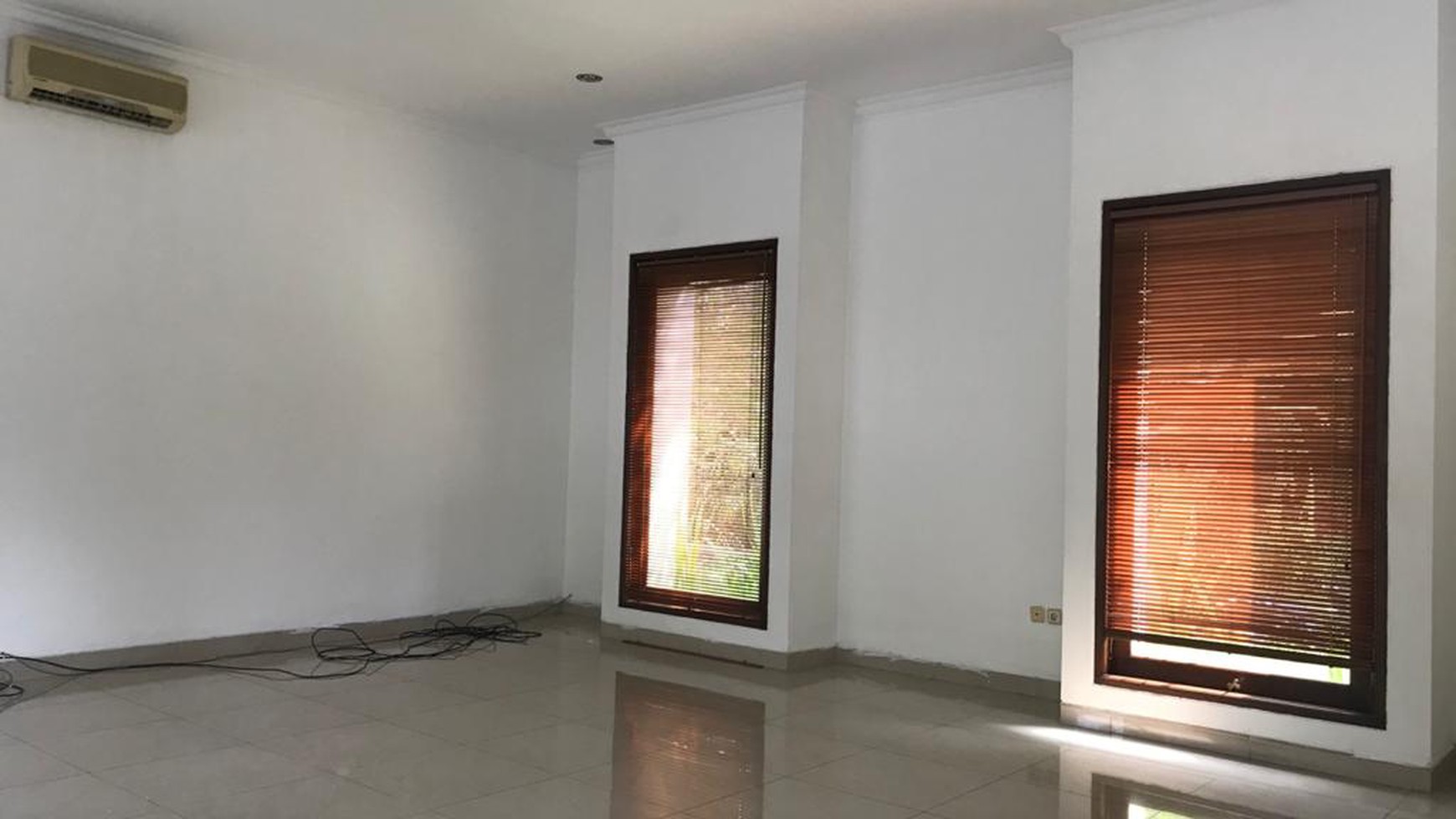 Rumah Townhouse semifurnish halaman luas kolam renang pejaten barat kemang