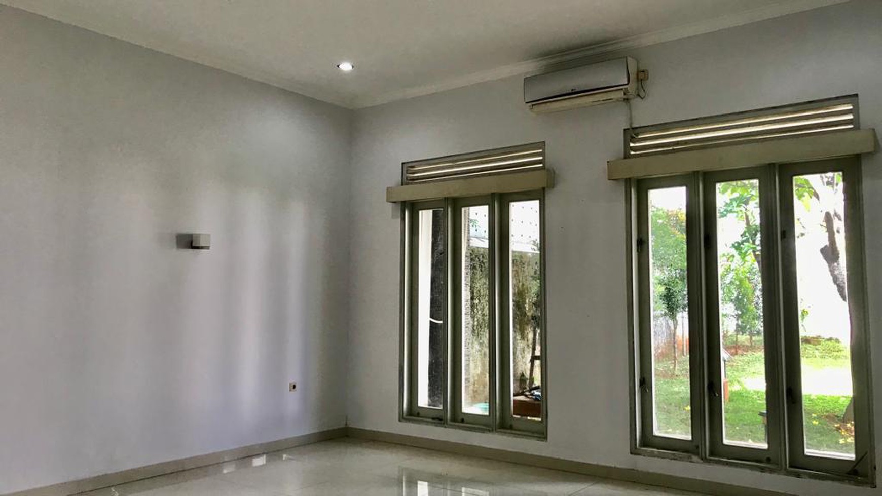 Rumah 1 lantai halaman luas semifurnish kemang akses 2 mobil