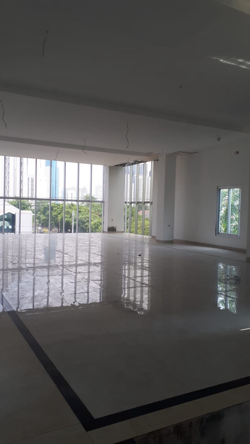 Gedung Kantor Baru 4,5 Lantai Parkir luas di Penjernihan Raya Jakarta Pusat