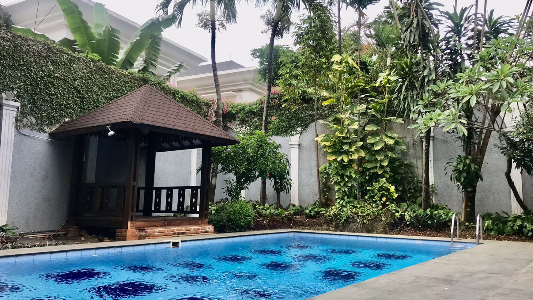 Rumah klasik lokasi prestige area kemang dalam bebas banjir