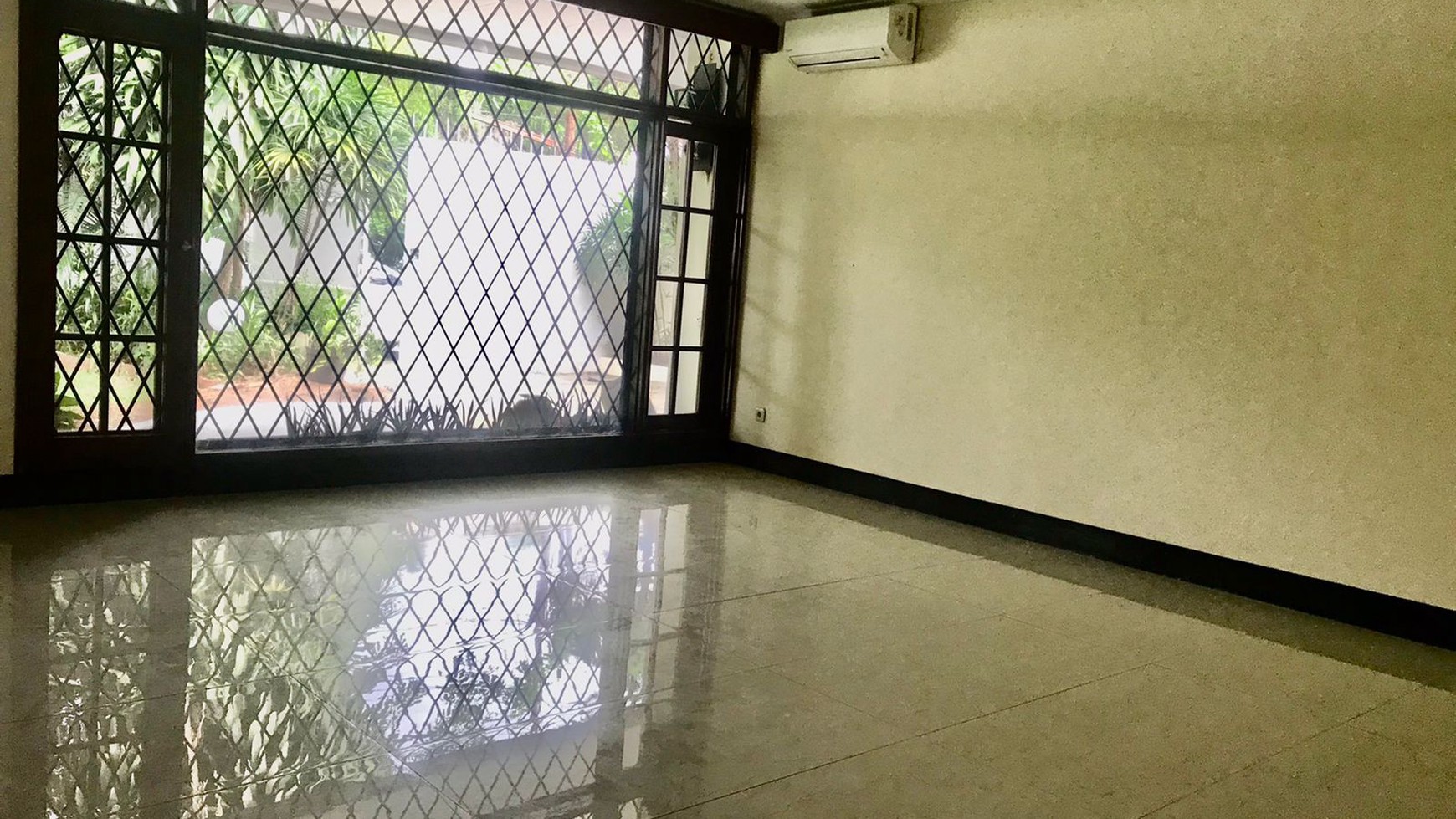 Rumah klasik lokasi prestige area kemang dalam bebas banjir