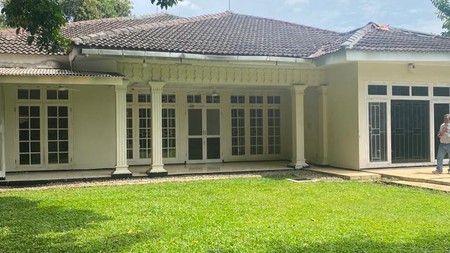 House with spacious garden can be use for silent office kemang