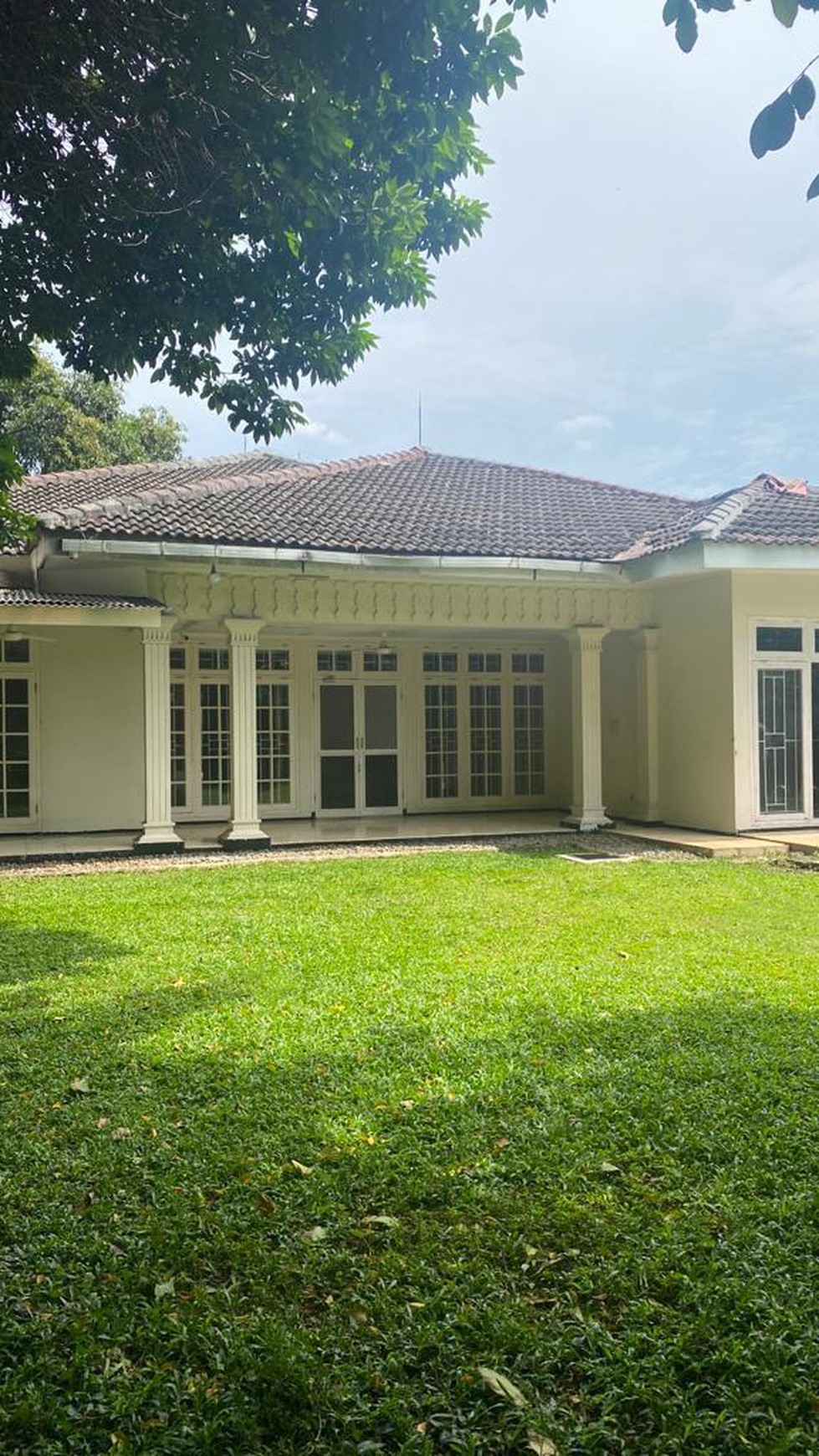 House with spacious garden can be use for silent office kemang