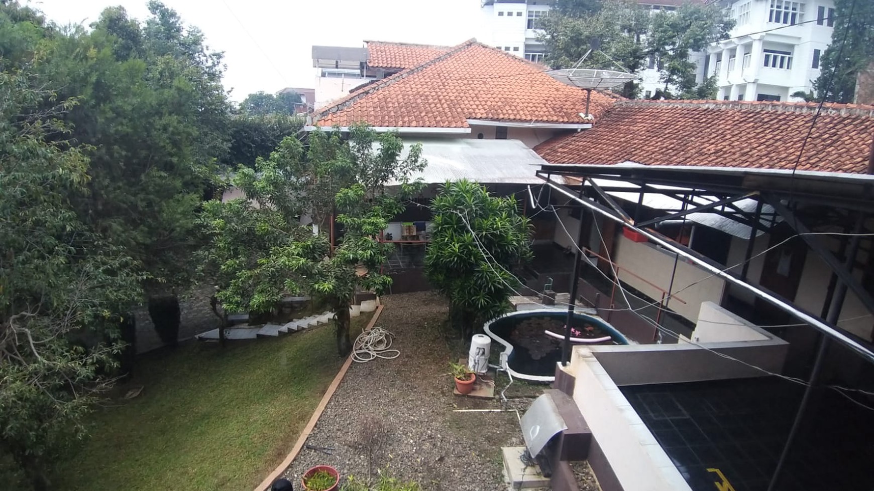 Rumah lama cocok untuk  Guest House atau Cafe Taman , Dago atas