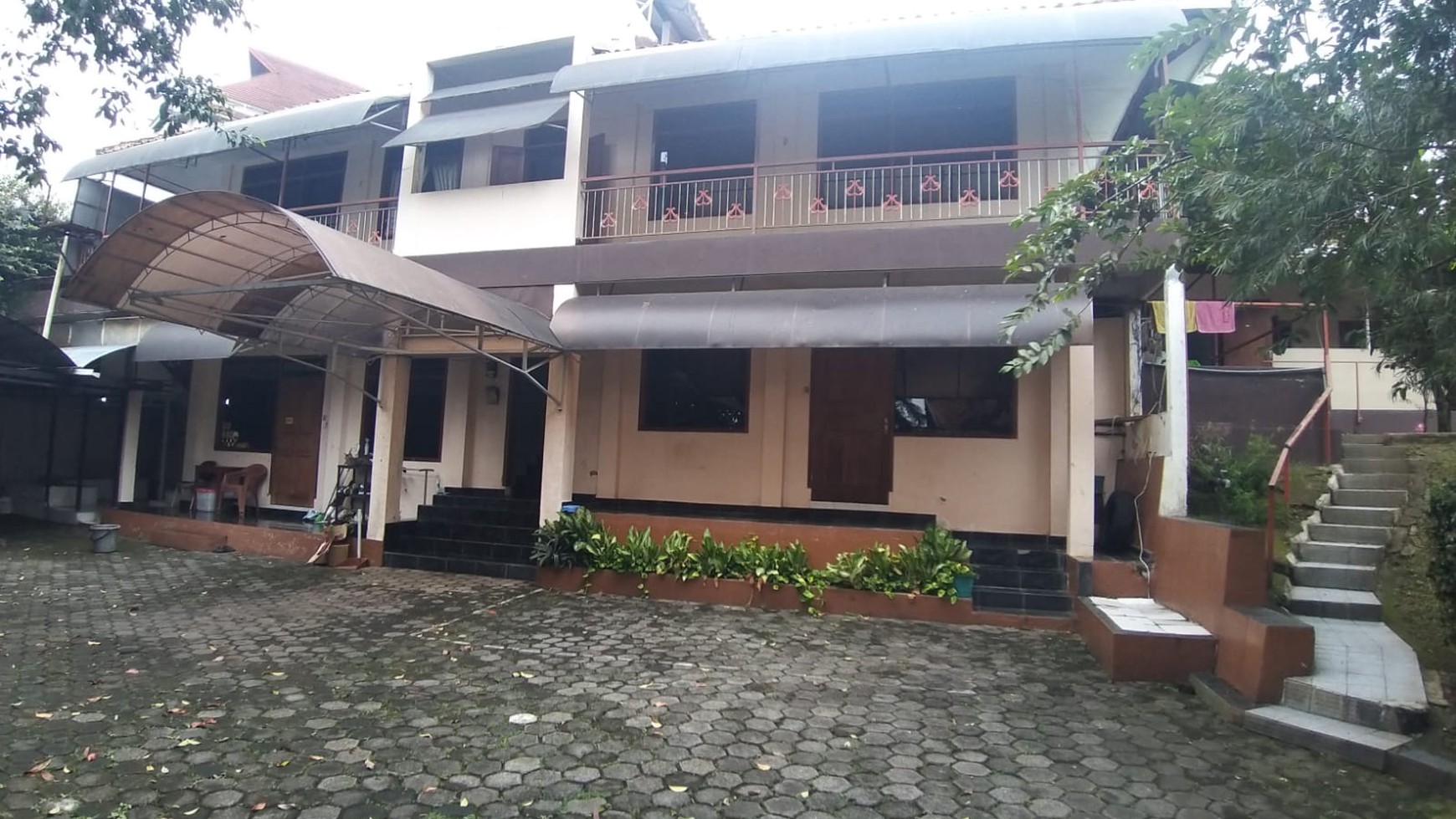 Rumah lama cocok untuk  Guest House atau Cafe Taman , Dago atas