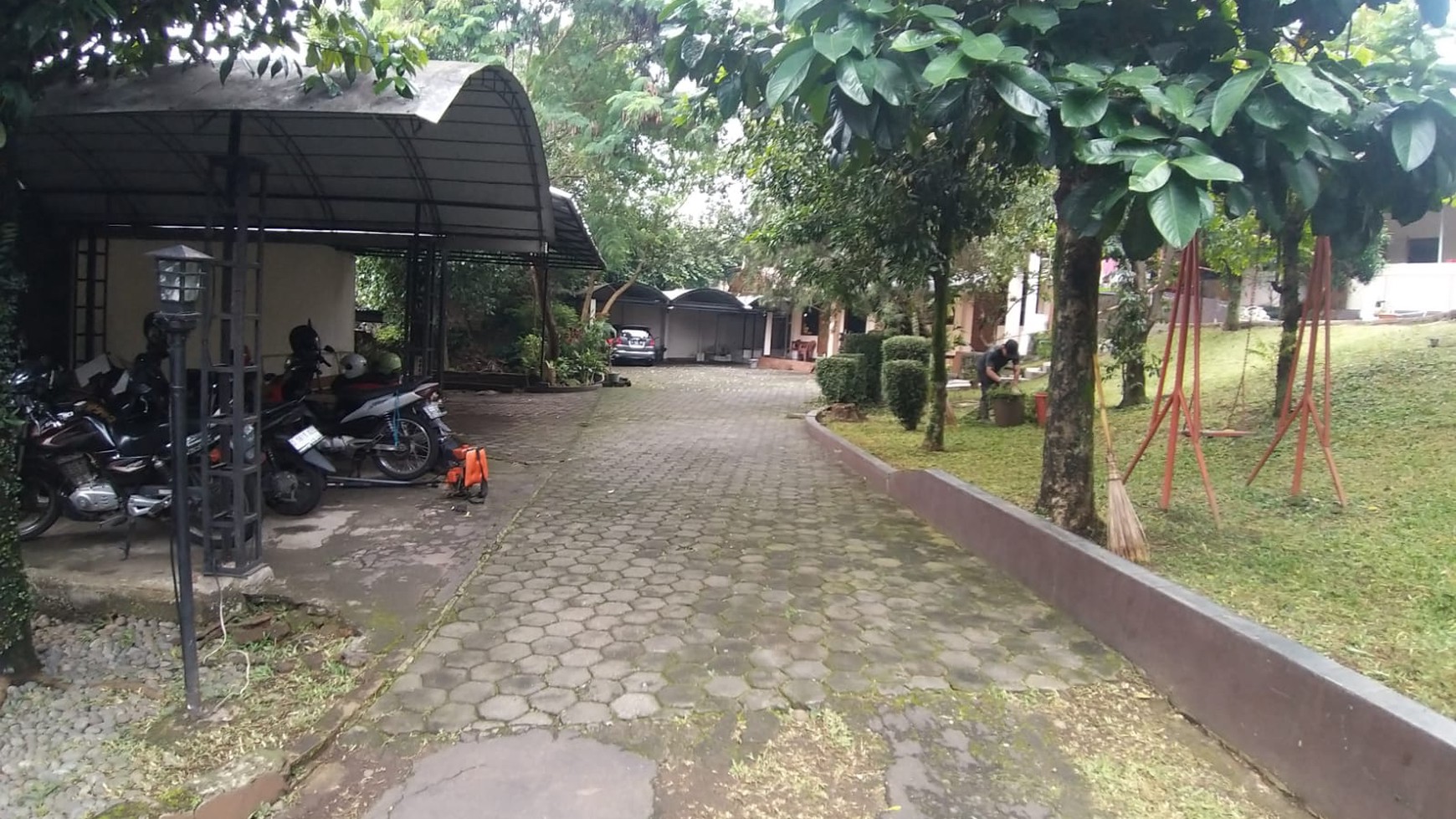 Rumah lama cocok untuk  Guest House atau Cafe Taman , Dago atas