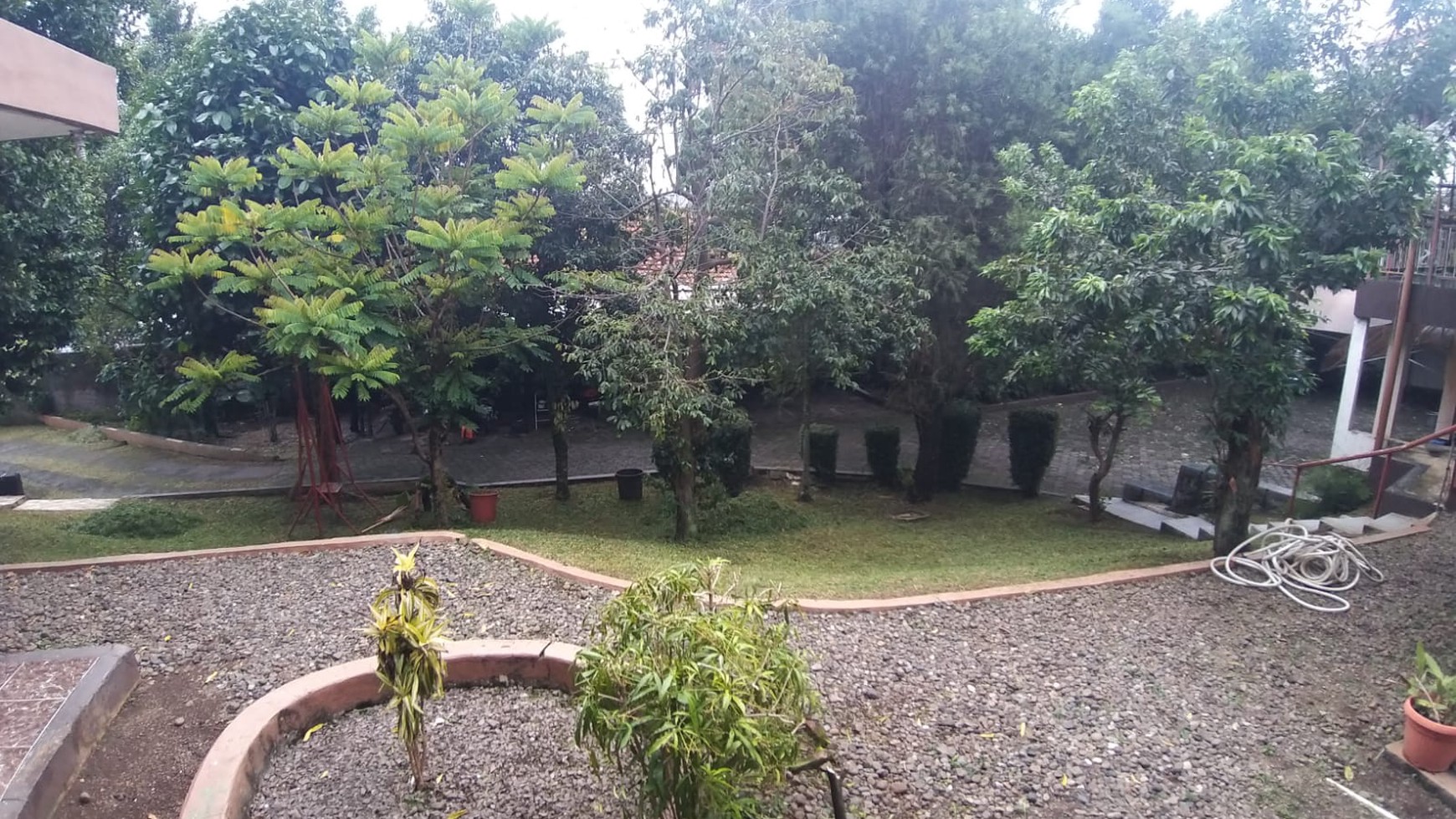 Rumah lama cocok untuk  Guest House atau Cafe Taman , Dago atas