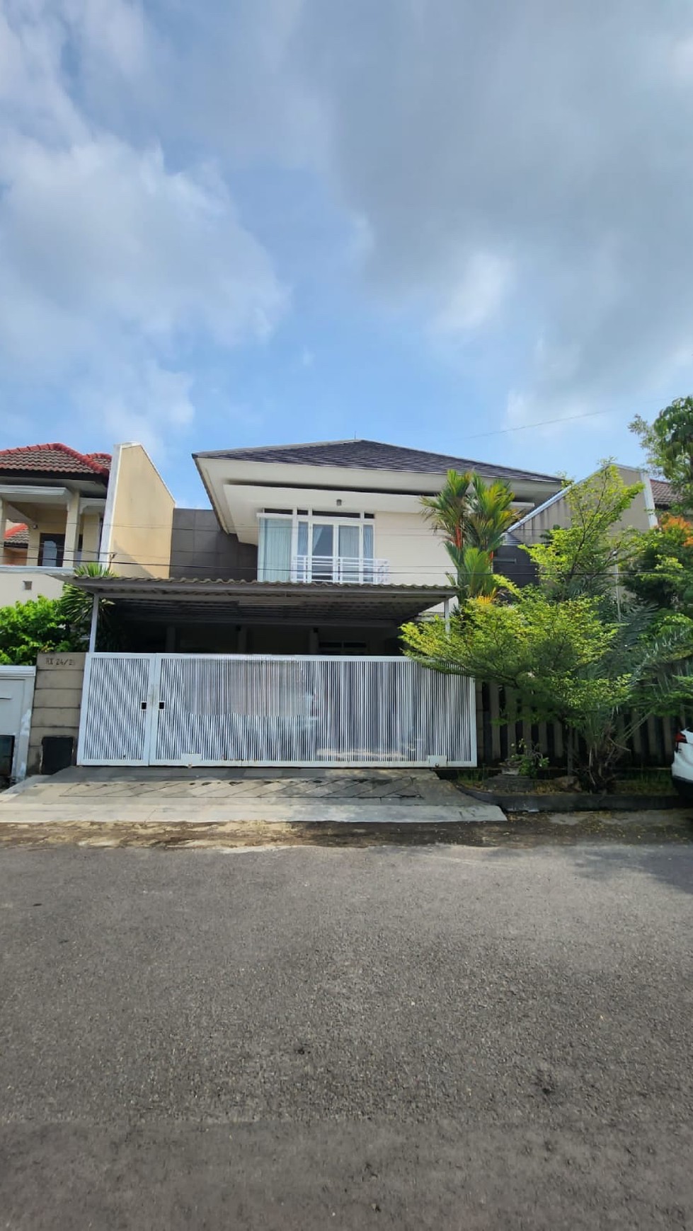 dijual rumah modern 2 lantai taman pondok indah wiyung