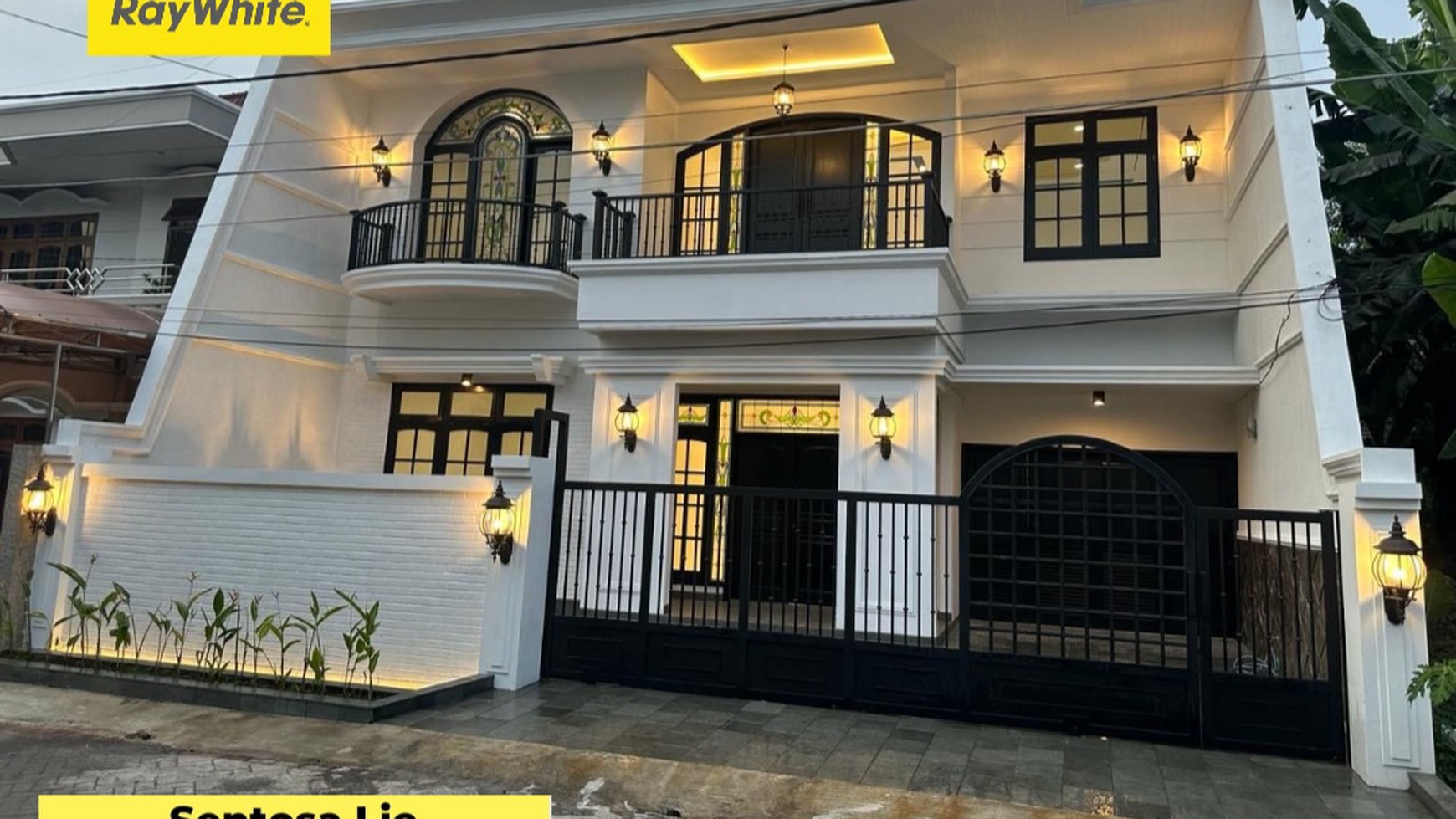 Dijual Rumah Manyar Kertoadi Surabaya Timur - New Baru American Classic Desain Strategis dekat Galaxy Mall