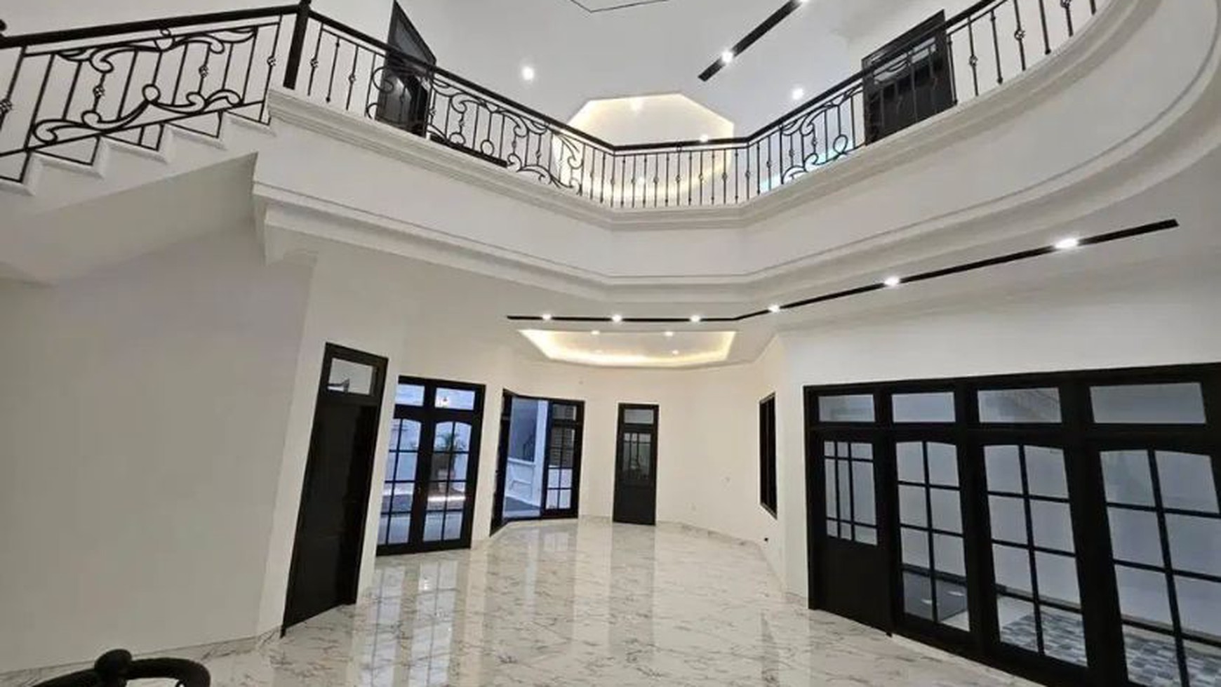 Dijual Rumah Manyar Kertoadi Surabaya Timur - New Baru American Classic Desain Strategis dekat Galaxy Mall