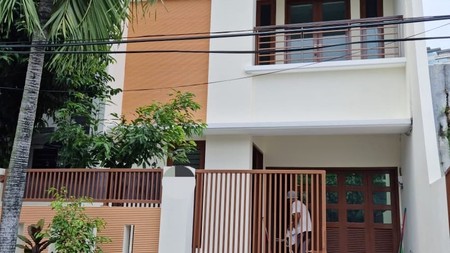 Rumah dalam Lokasi Tenang dan Asri Area Kebayoran Baru