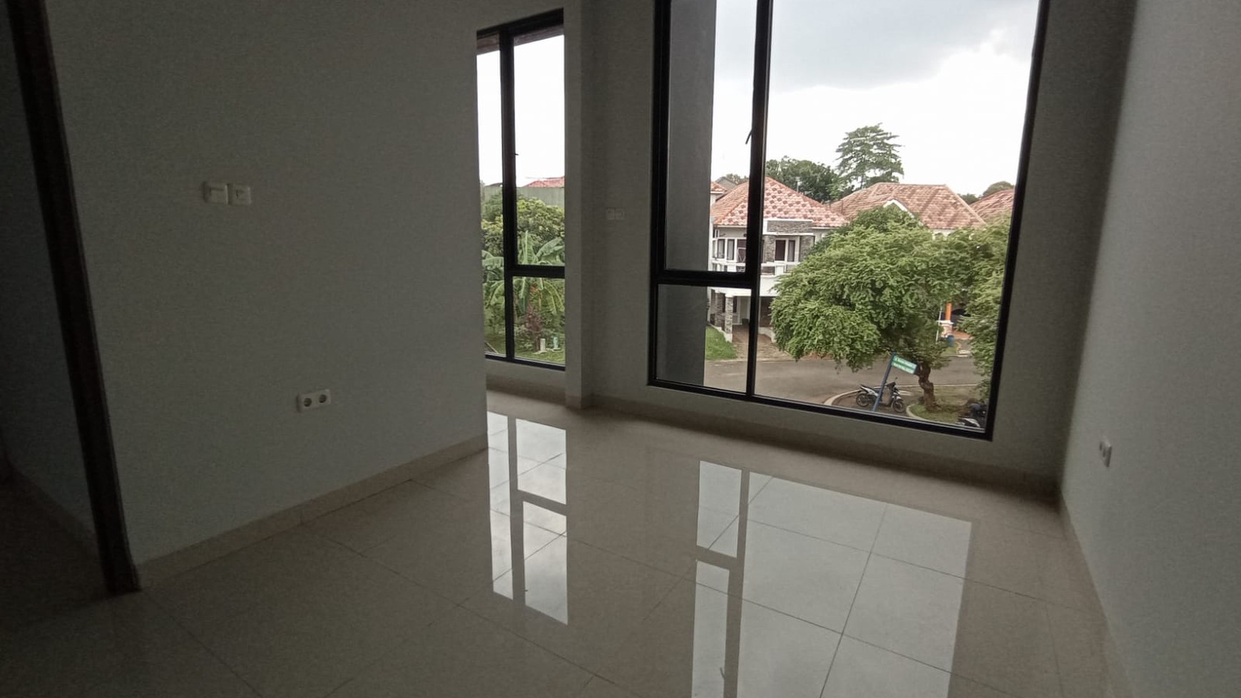 Dijual Rumah Baru Lux Kota Wisata Cluster Madrid