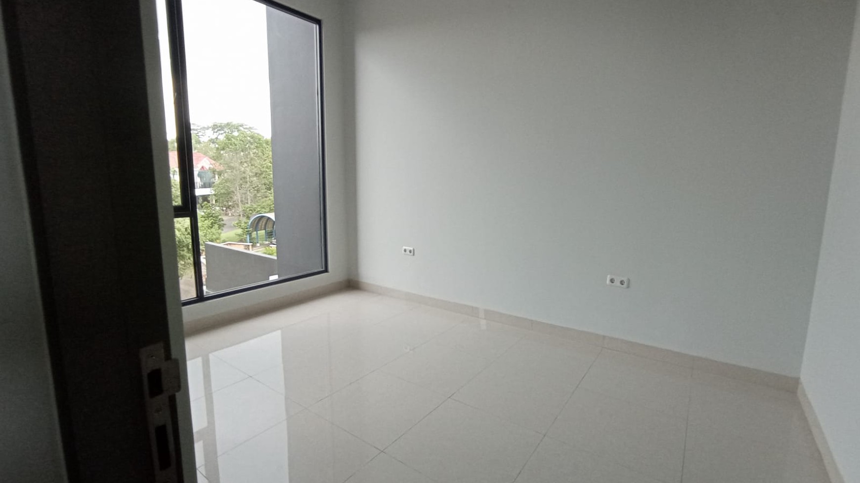 Dijual Rumah Baru Lux Kota Wisata Cluster Madrid