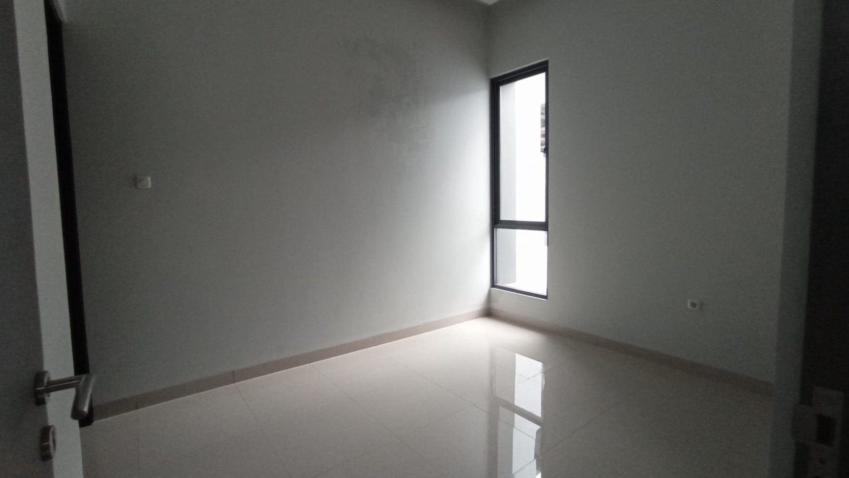 Dijual Rumah Baru Lux Kota Wisata Cluster Madrid