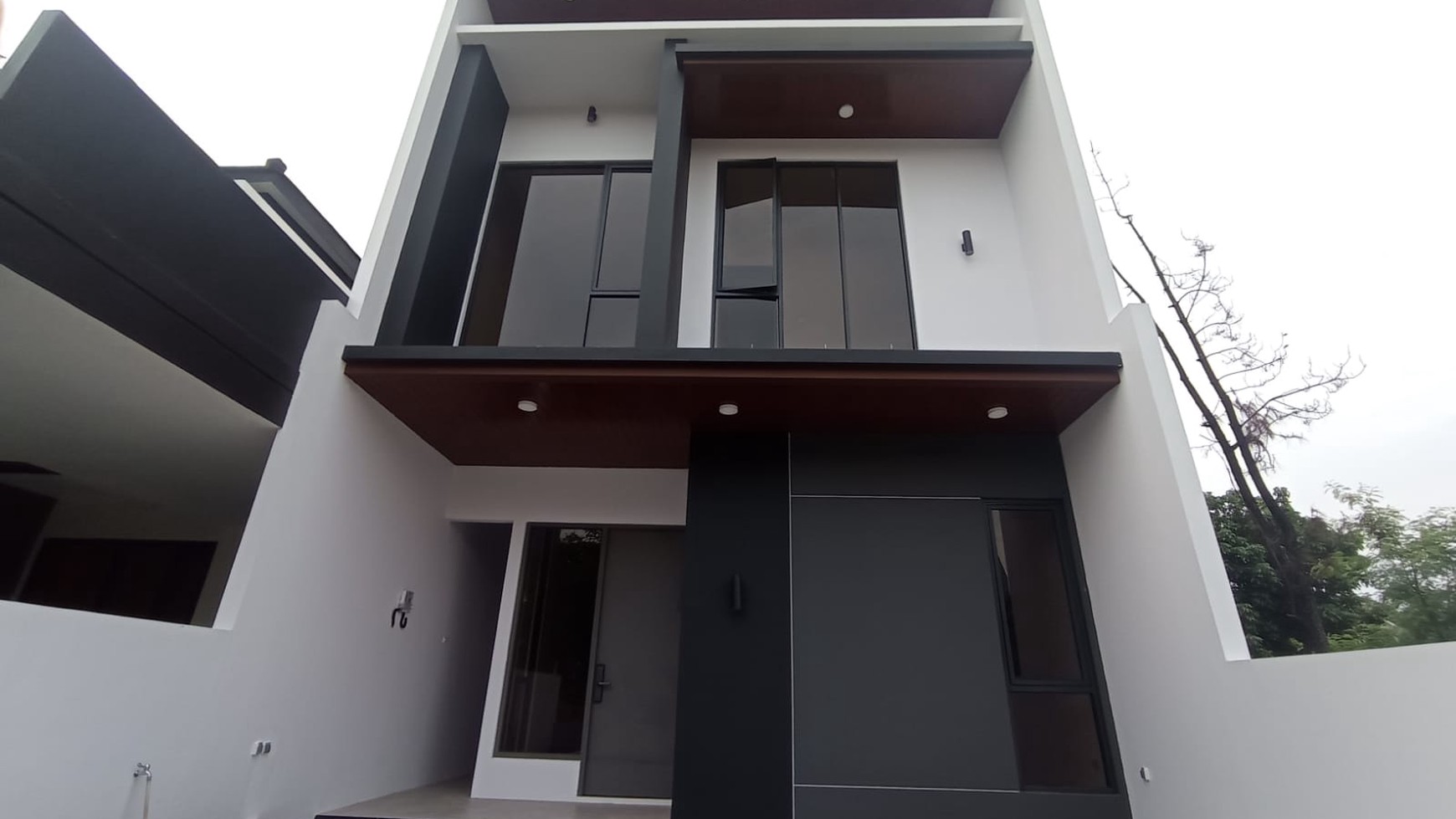 Dijual Rumah Baru Lux Kota Wisata Cluster Madrid