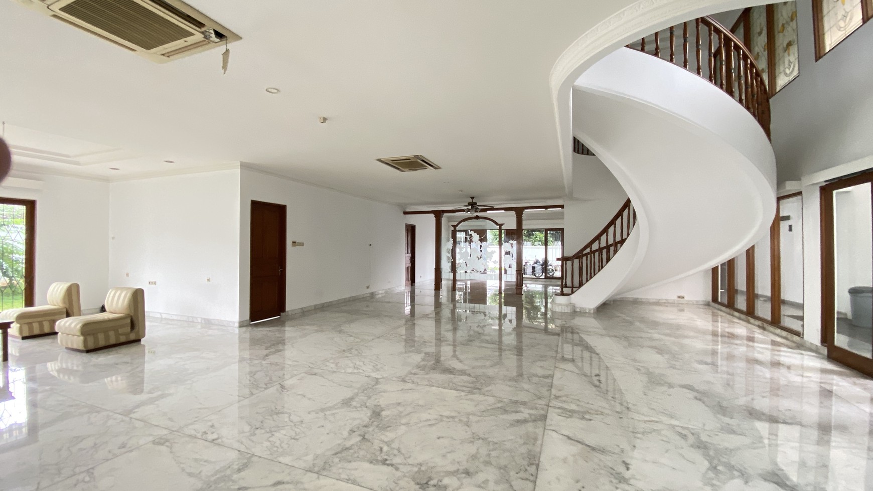 Big and beautiful house with good location at kemang area, jakarta selatan