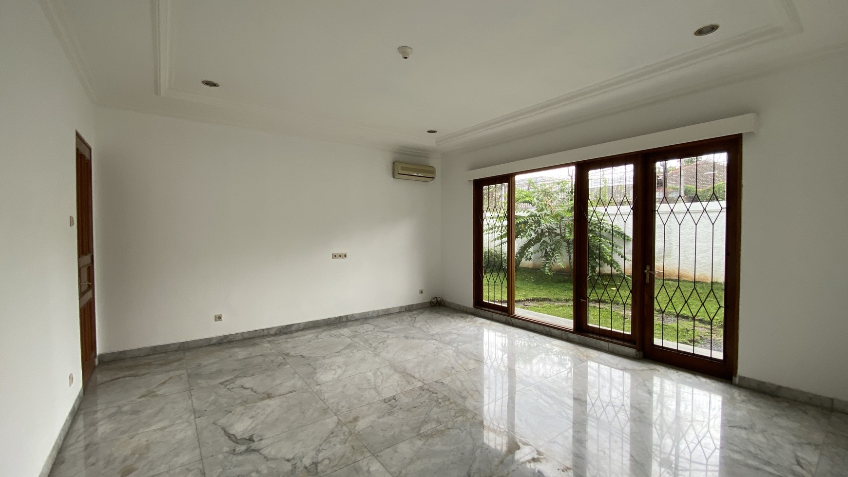 Big and beautiful house with good location at kemang area, jakarta selatan