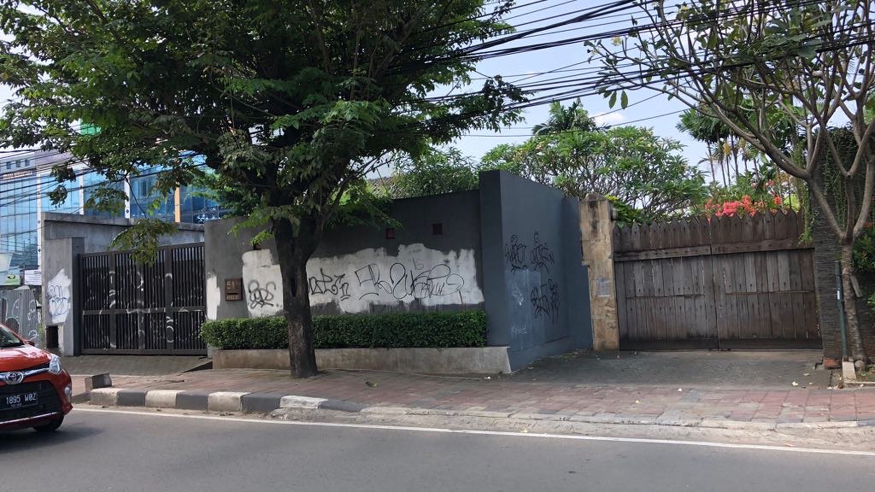 Rumah hitung tanah di lokasi sangat strategis di Veteran raya, Jakarta selatan