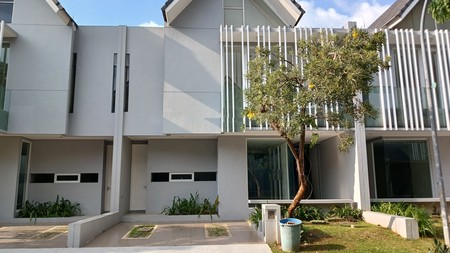 Rumah Baru Hunian Modern dlm Cluster Discovery Eola Bintaro Jaya Sektor 9.