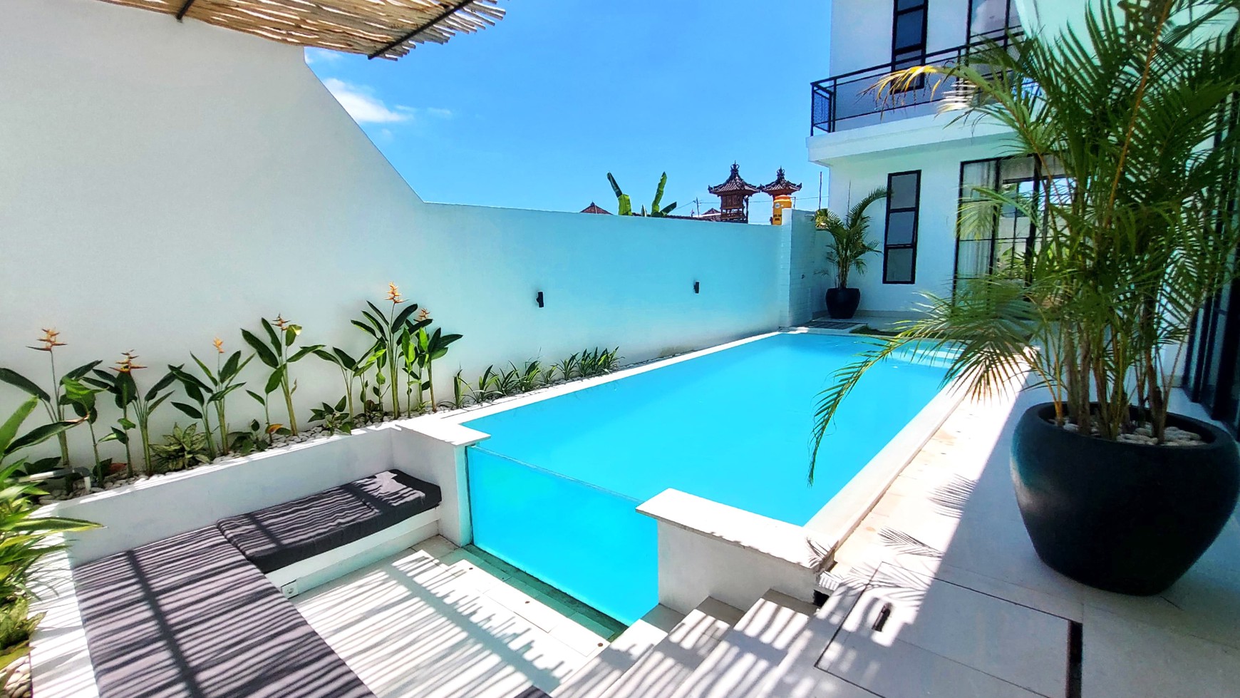 Freehold - Luxurious Oasis in Canggu 5-Bedroom Villa with Rooftop Terrace and Pool