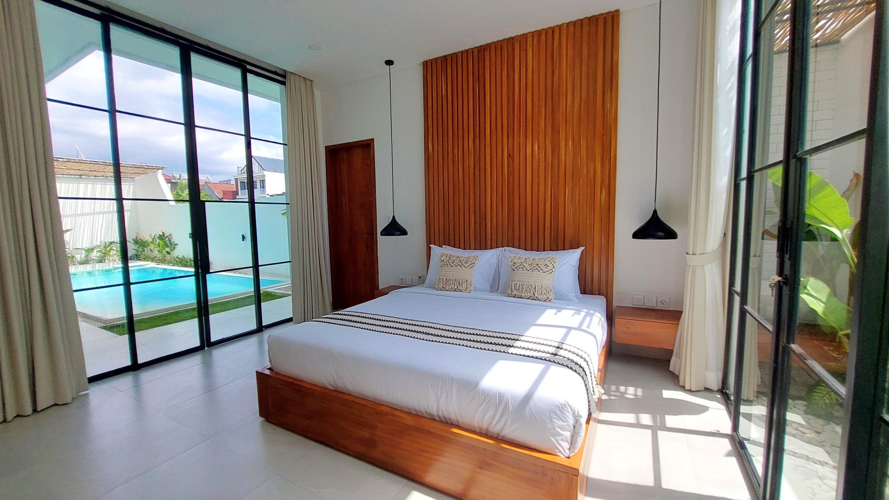 Freehold - Luxurious Oasis in Canggu 5-Bedroom Villa with Rooftop Terrace and Pool