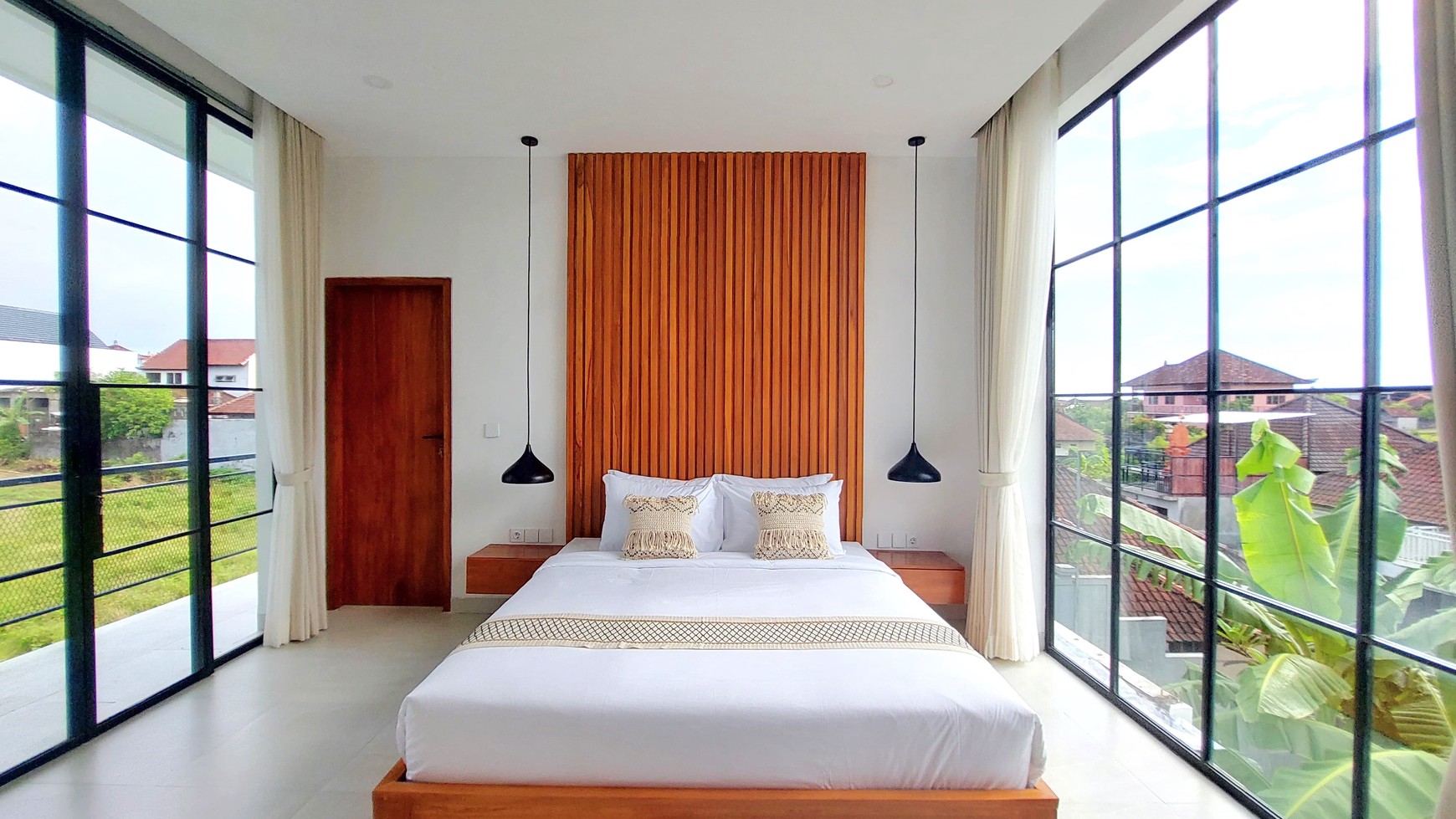 Freehold - Luxurious Oasis in Canggu 5-Bedroom Villa with Rooftop Terrace and Pool