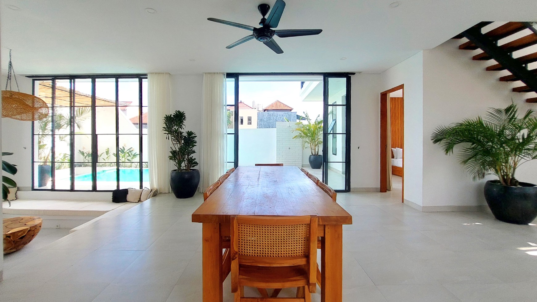 Freehold - Luxurious Oasis in Canggu 5-Bedroom Villa with Rooftop Terrace and Pool