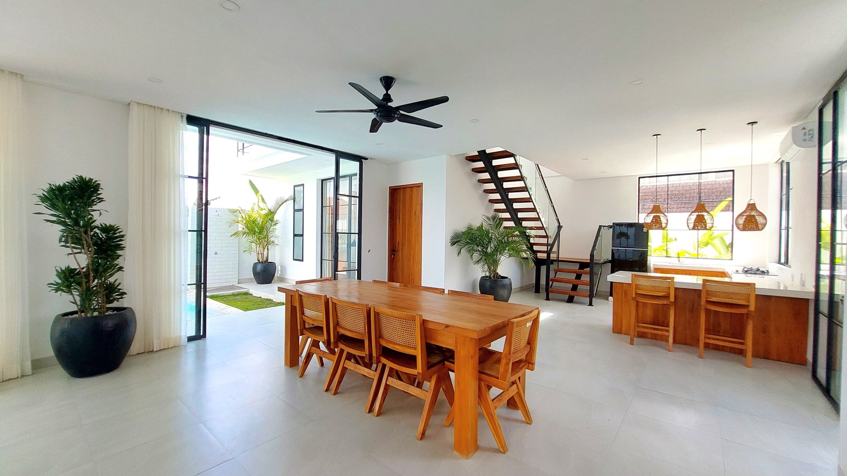 Freehold - Luxurious Oasis in Canggu 5-Bedroom Villa with Rooftop Terrace and Pool