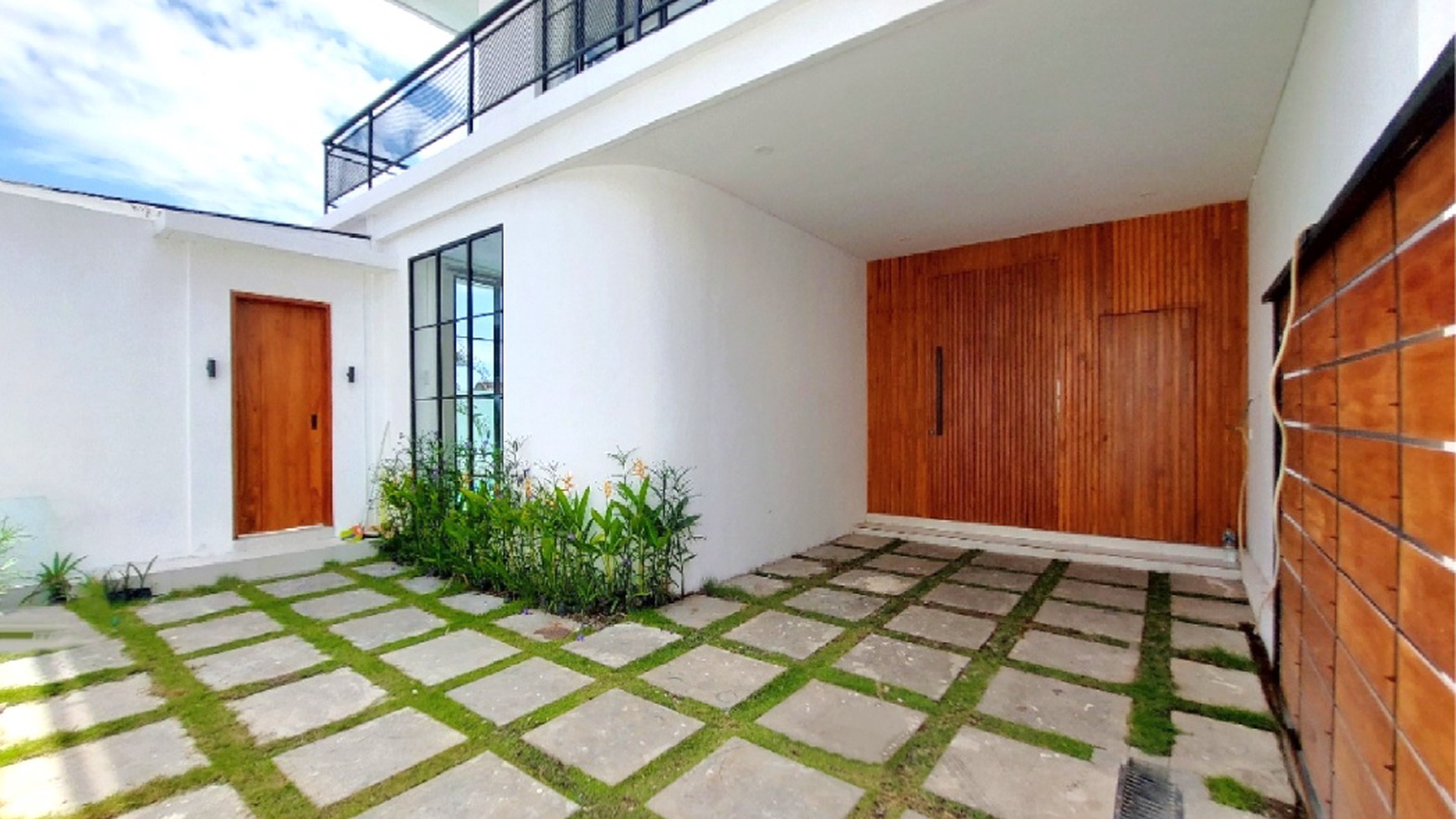 Freehold - Luxurious Oasis in Canggu 5-Bedroom Villa with Rooftop Terrace and Pool