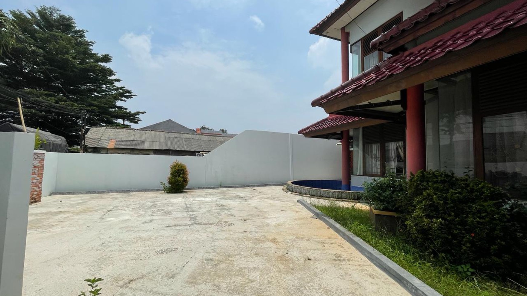 Rumah Siap Huni dengan Halaman Luas dan Strategis @Pamulang