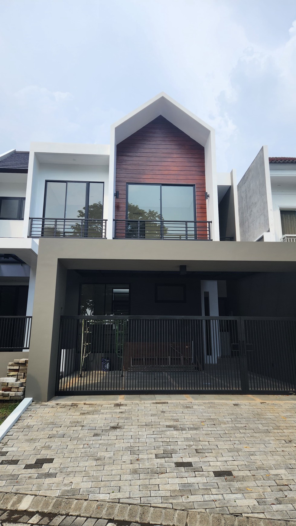 Dijual Rumah Graha Family Surabaya Barat New Baru Modern dekat Pakuwon Mall, National Hospital