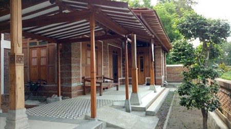 RUMAH BERGAYA LIMASAN, DENGAN PEMANDANGAN EMBUNG TEGALTIRTO