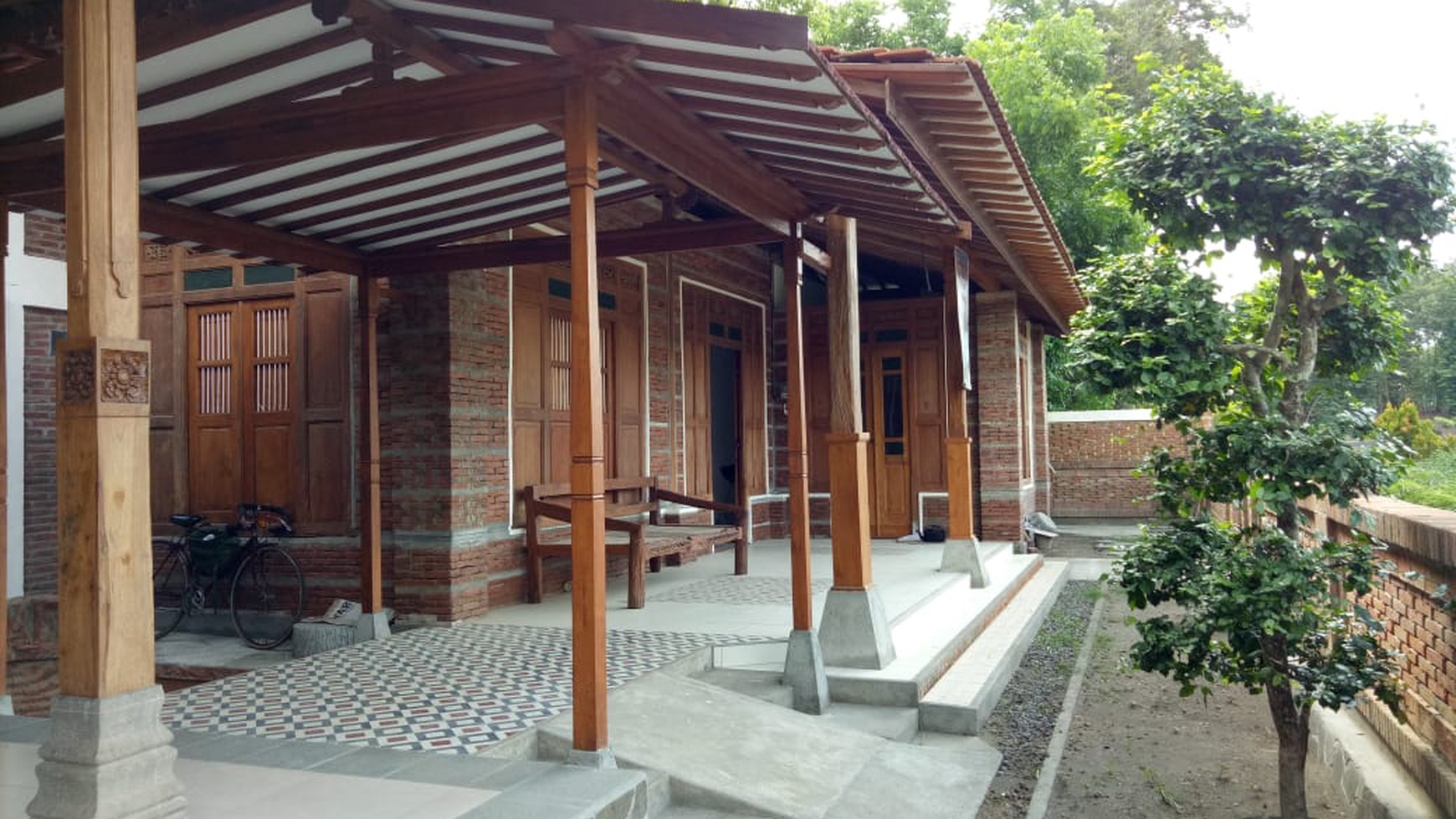 RUMAH BERGAYA LIMASAN, DENGAN PEMANDANGAN EMBUNG TEGALTIRTO