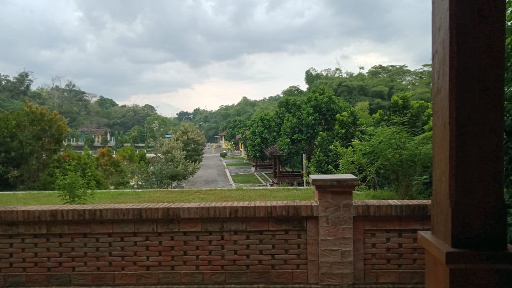 RUMAH BERGAYA LIMASAN, DENGAN PEMANDANGAN EMBUNG TEGALTIRTO