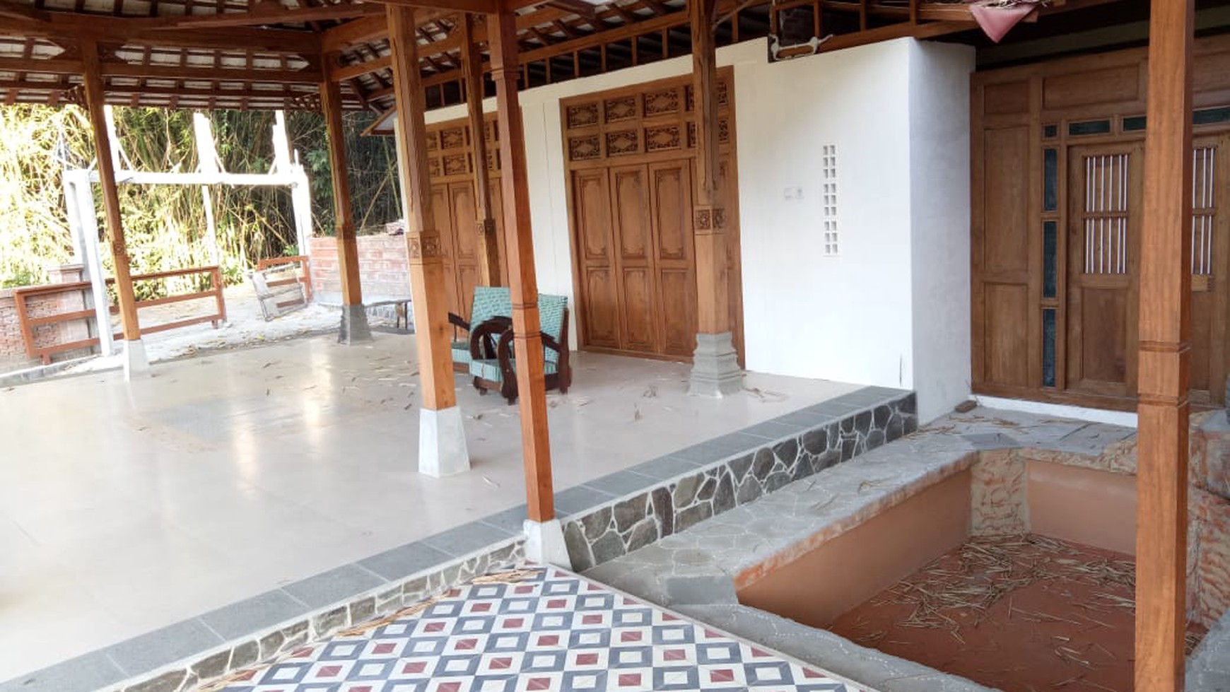 RUMAH BERGAYA LIMASAN, DENGAN PEMANDANGAN EMBUNG TEGALTIRTO